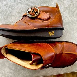 Algeria by PG Lite.  Comfortable and versatile.  Very well made  EUC